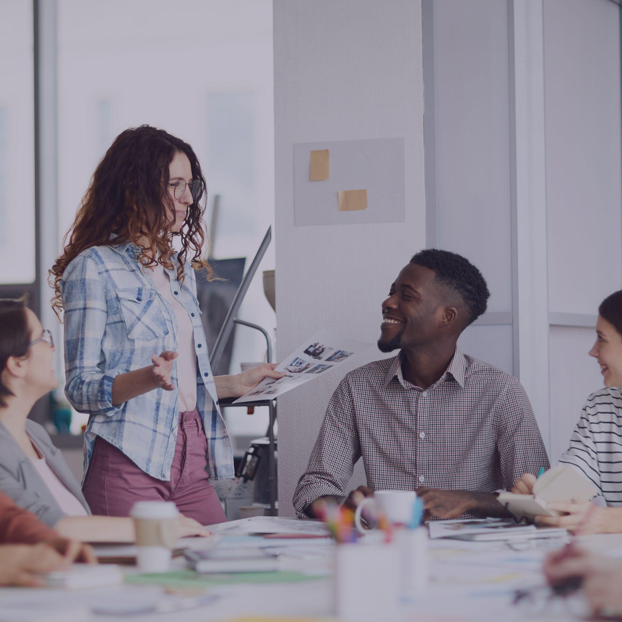 Expert présentant aux clients les avantages de Microsoft 365 pour la productivité, la collaboration et la sécurité