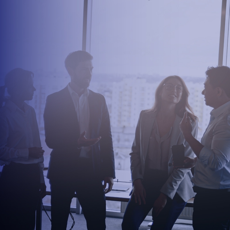 Groupe d'experts en transformation numérique discutant de la gestion du changement.