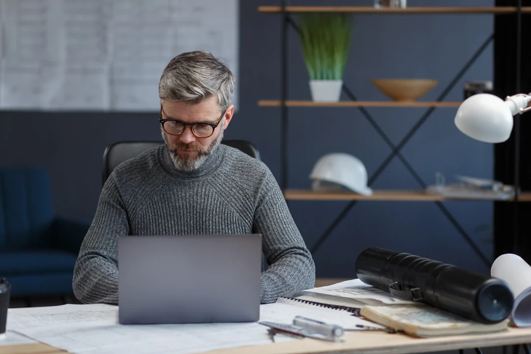 Digital transformation and artificial intelligence expert working on a laptop.