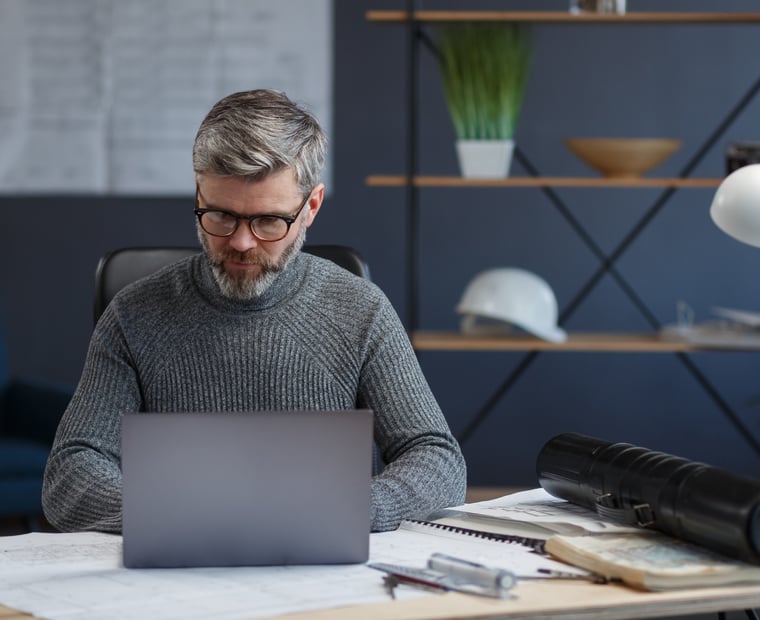 Digital transformation and artificial intelligence expert working on a laptop.