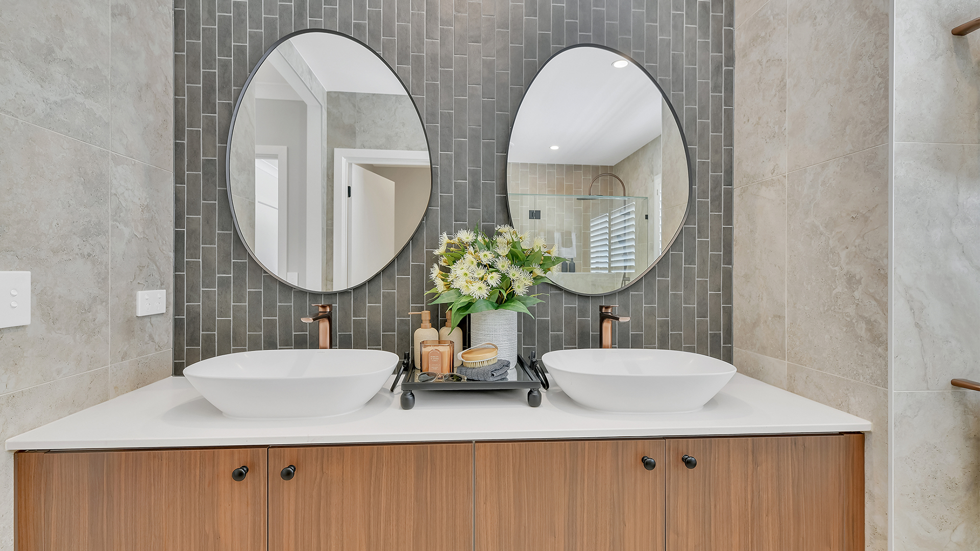 BOLTON 364 40 A Displayed at Lilywood QLD 04