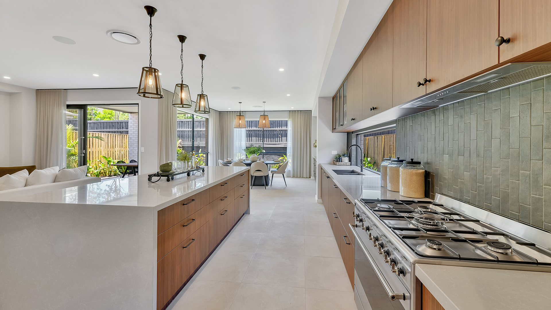 BOLTON 364 40 A Displayed at Lilywood QLD 08