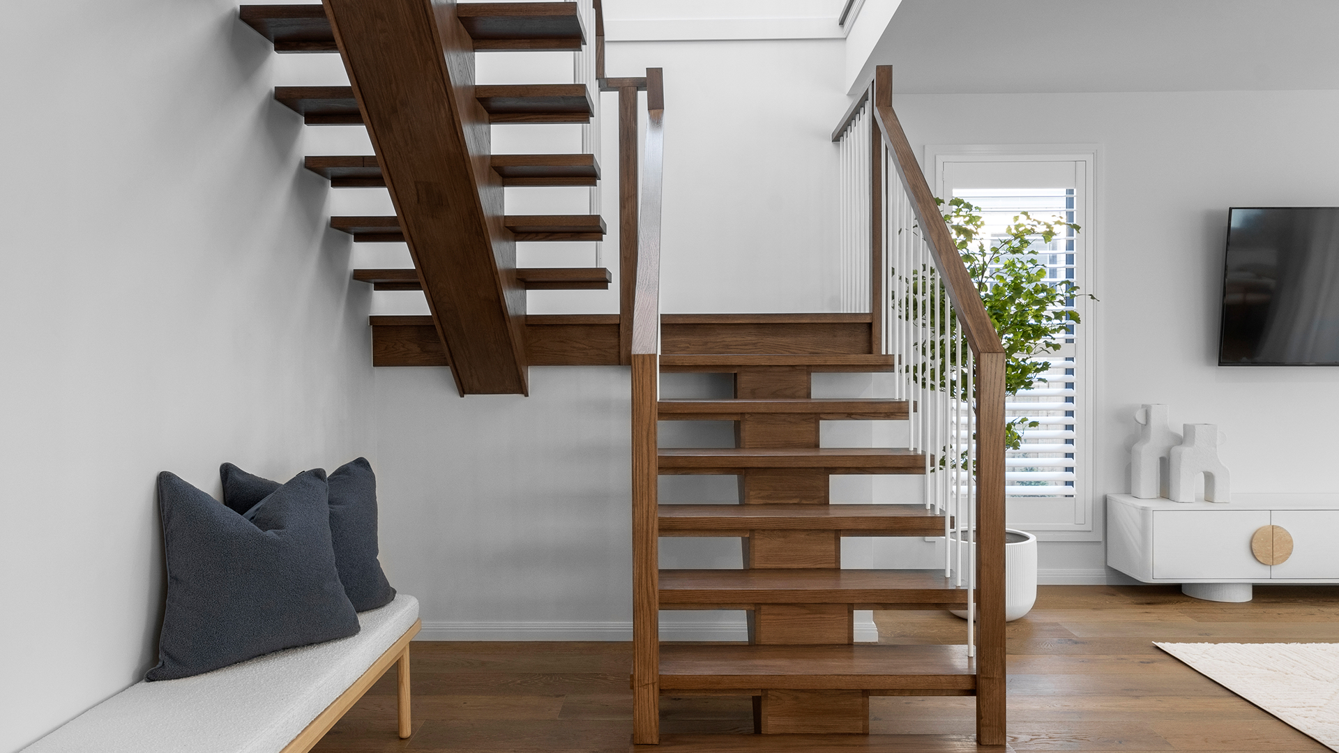 BOLTON 424 47 Displayed at Botanical VIC 04