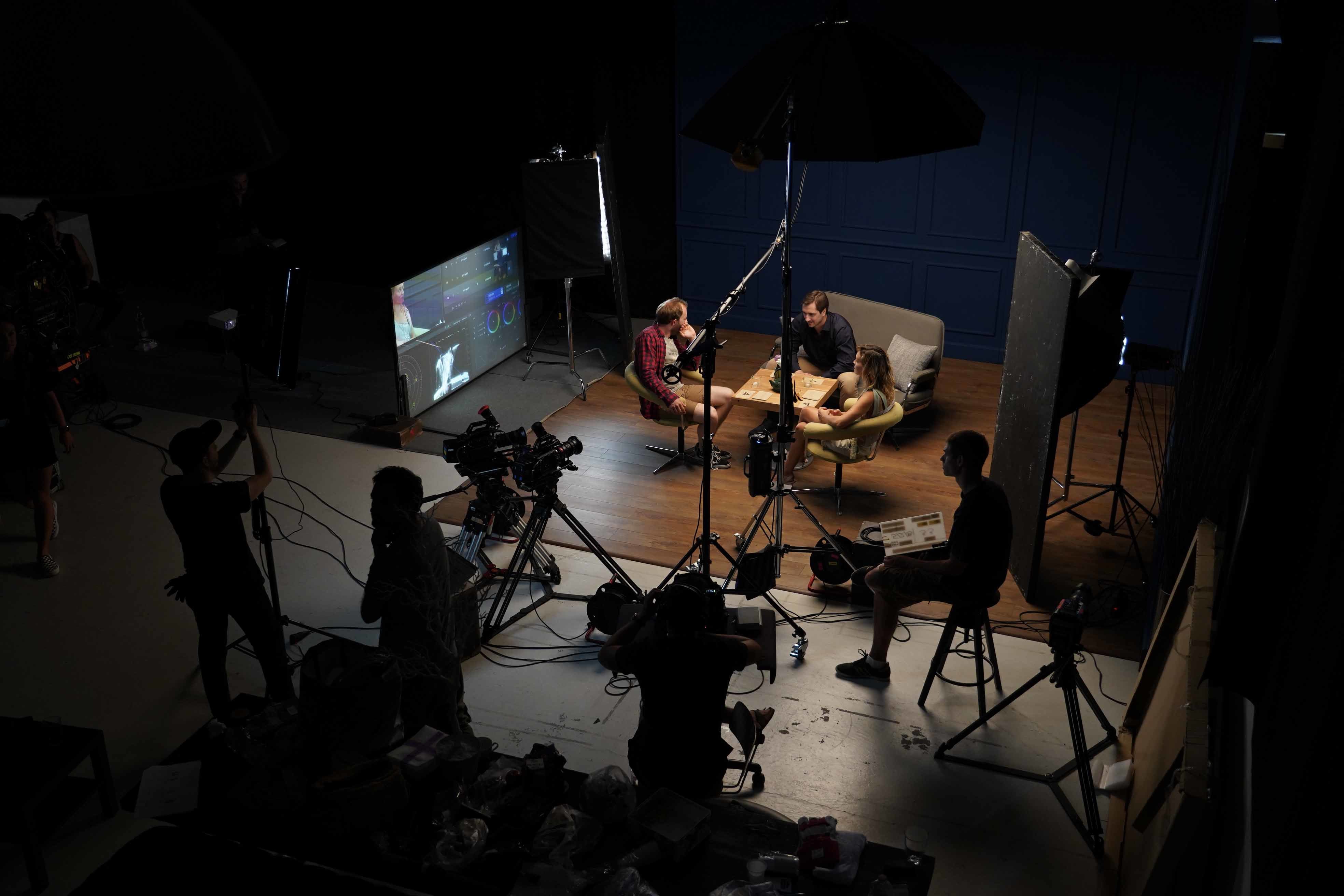 MA Film Practice alumni Peter Engelmann directs actors for Triangle (2020)