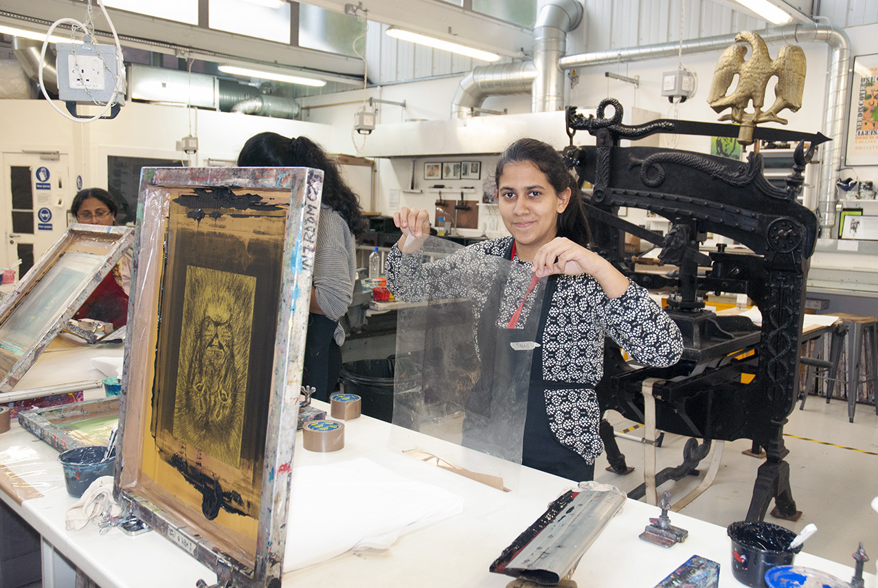 Students screenprinting