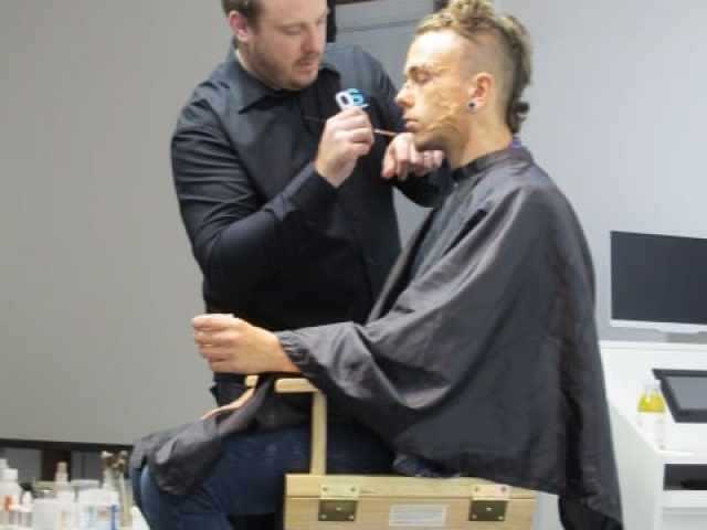 Applying prosthetic make-up