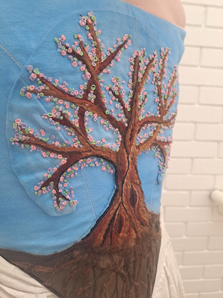 A side view of the tree to show the texture of the stitches used. It also shows the appliqué used to make the tree stand out.