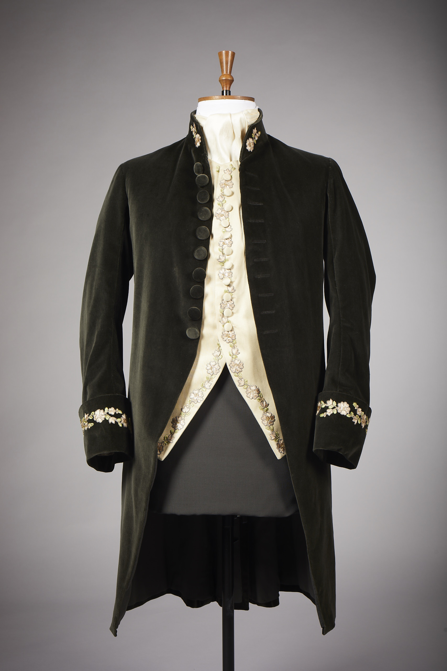 A 1775 men's frock coat and waistcoat hanging on a mannequin.