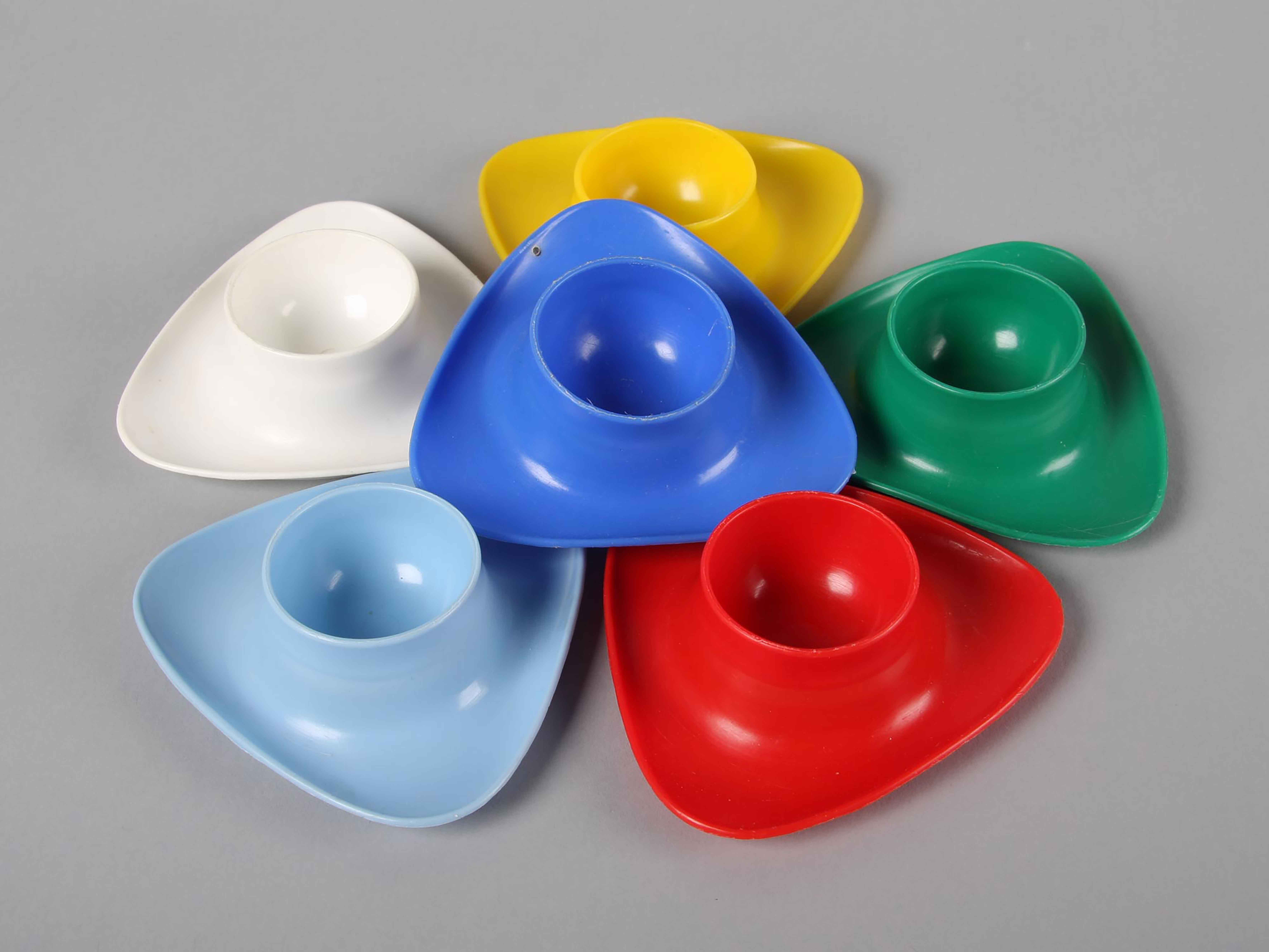 Arrangement of cup shaped coloured objects