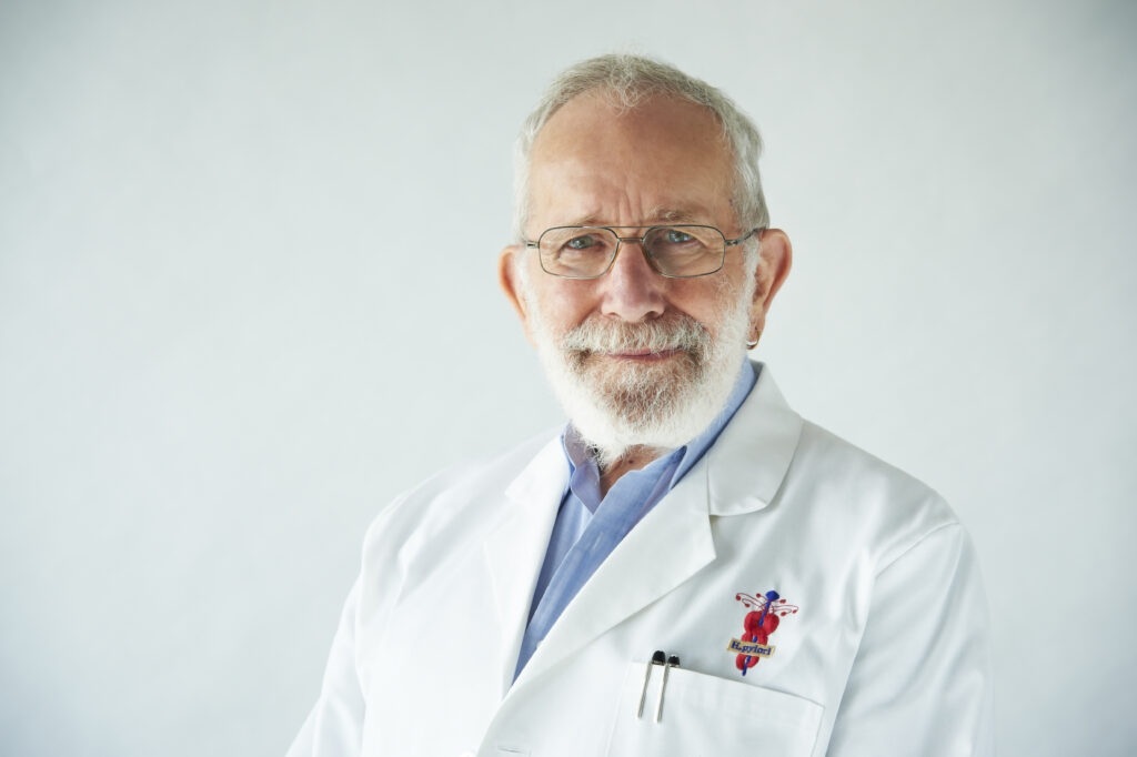 Emeritus Professor J Robin Warren AC Nobel Laureate acknowledge Frances Andrijich Photographer 2 1024x682