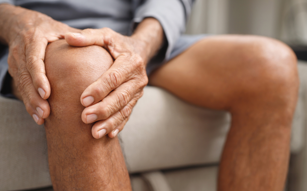 Do you have knee pain from osteoarthritis? You might not need surgery. Here’s what to try instead - Featured Image