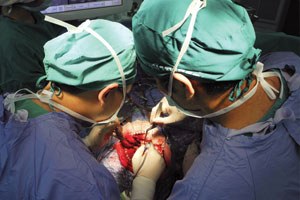 Surgeons deal with distractions - Featured Image