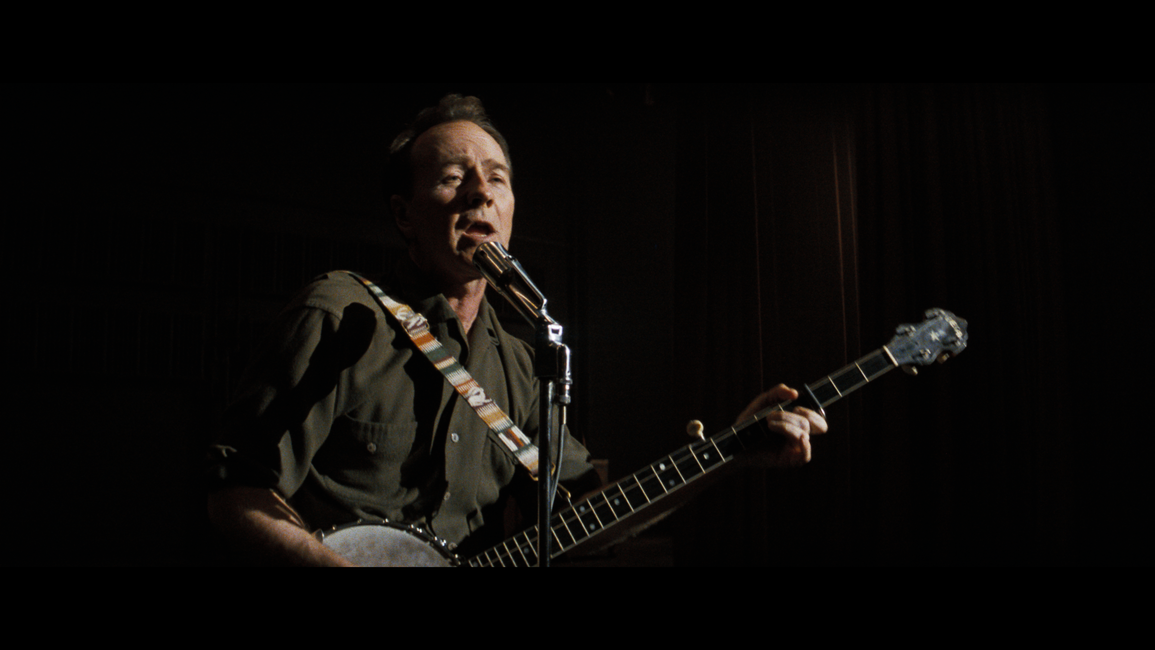 191 198 176 022 PETE SEEGER ACU 240808 Mob Sc 00 23 18 00 Still020