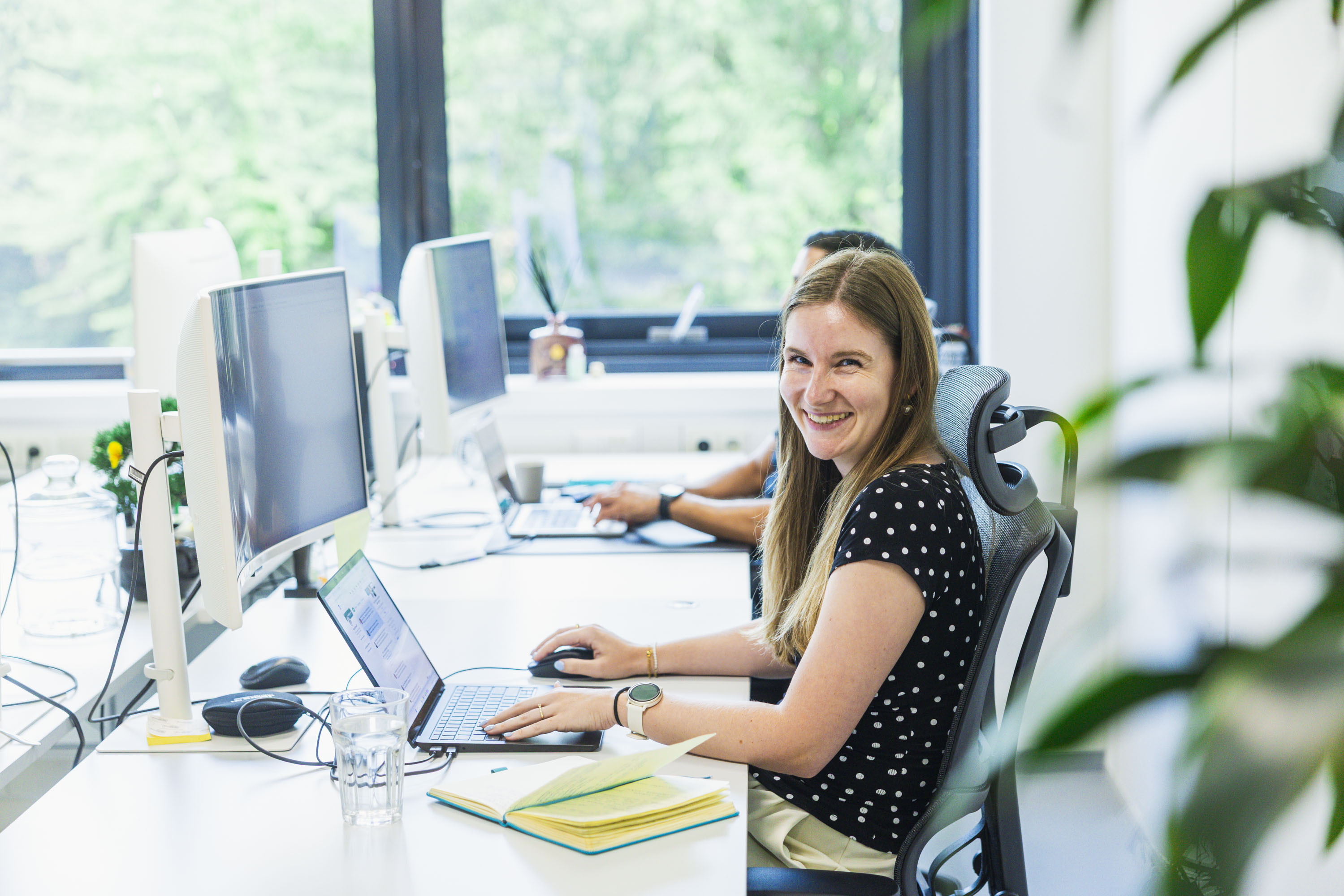 Lachende collega aan een bureau op het kantoor