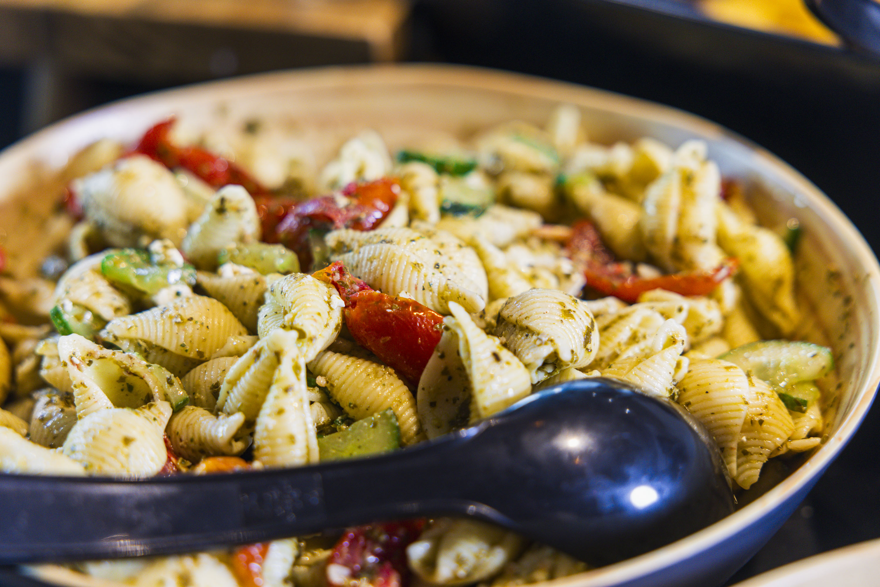 Schaal pastasalade met tomaten