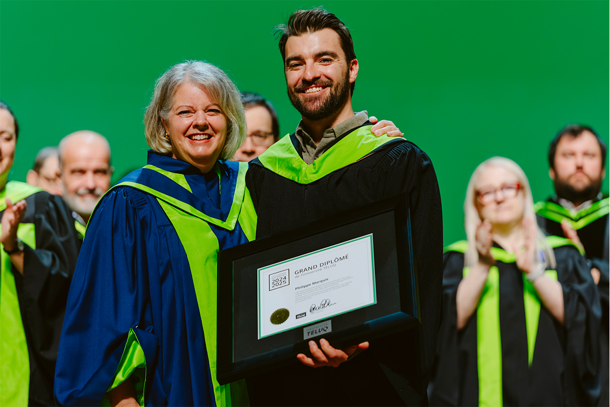 L'athlète olympique Philippe Marquis et Lucie Laflamme, directrice générale de l'Université TÉLUQ lors de la Collation des grades