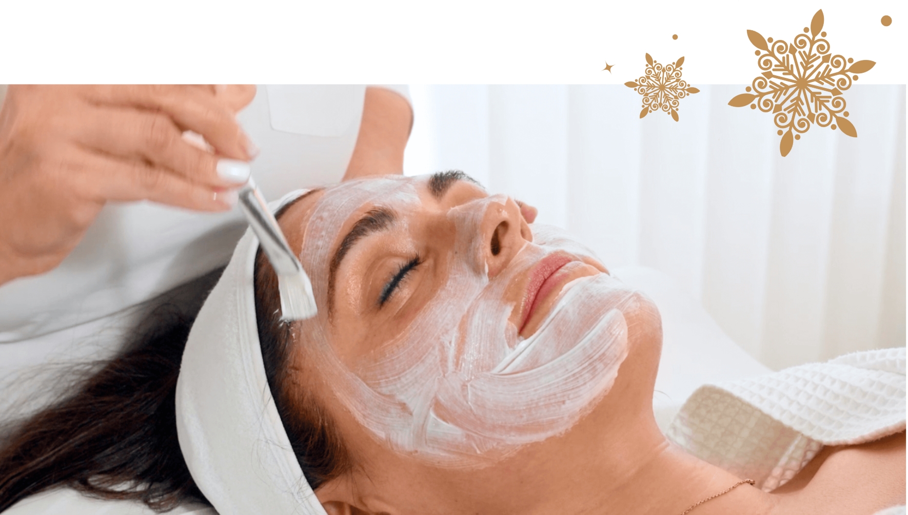 Auf dem Bild ist eine Frau zu sehen, die eben ein PQAge Peeling, als teil von Dermacares Christmas Glow-up, erhaltet. Die Strahlende Haut wird sich schon bald zeigen.