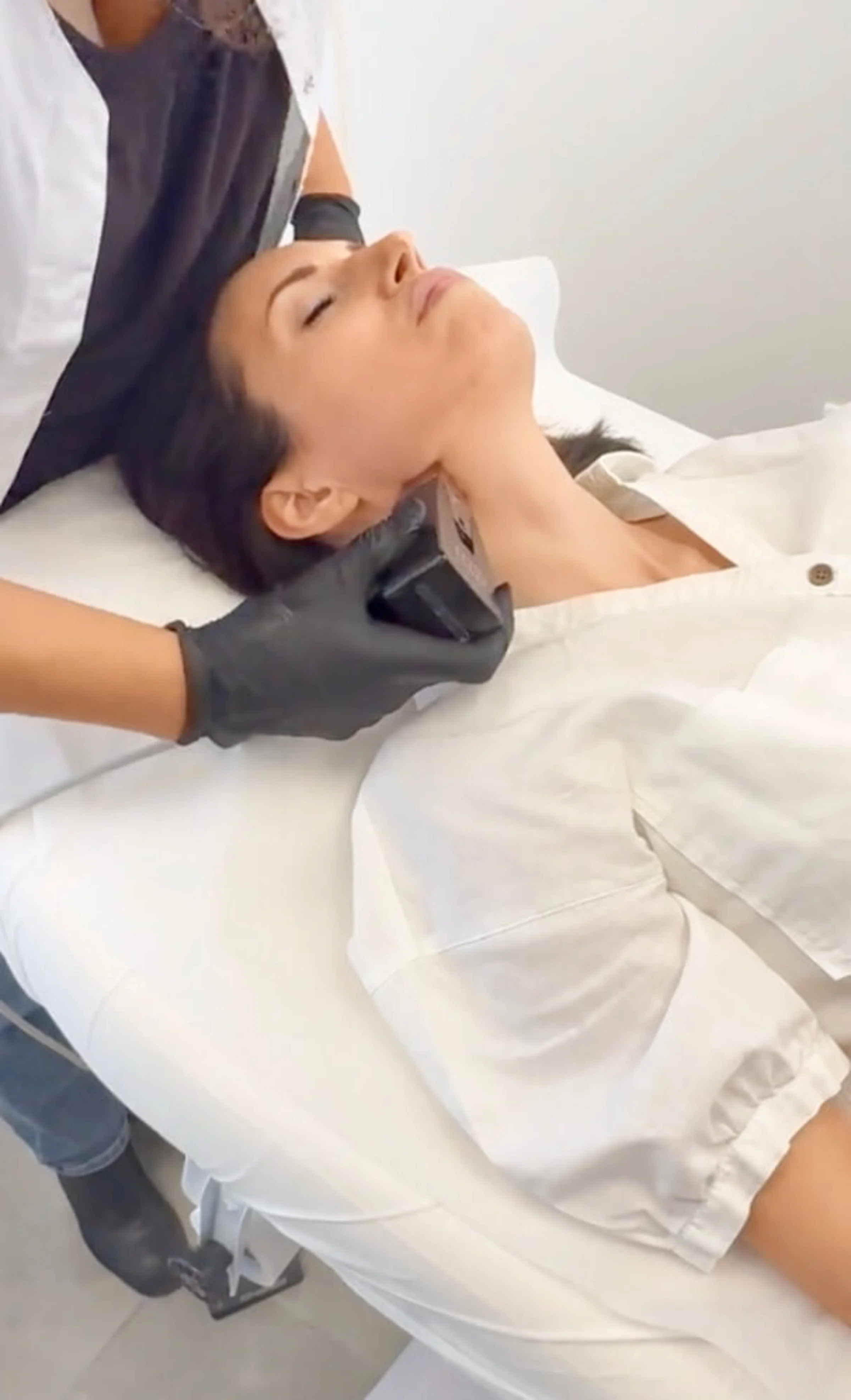 Hier sieht man die Tammy wie sie eine Microneedling Behandlung erhaltet. Dermacares Hightech gegen Falten.