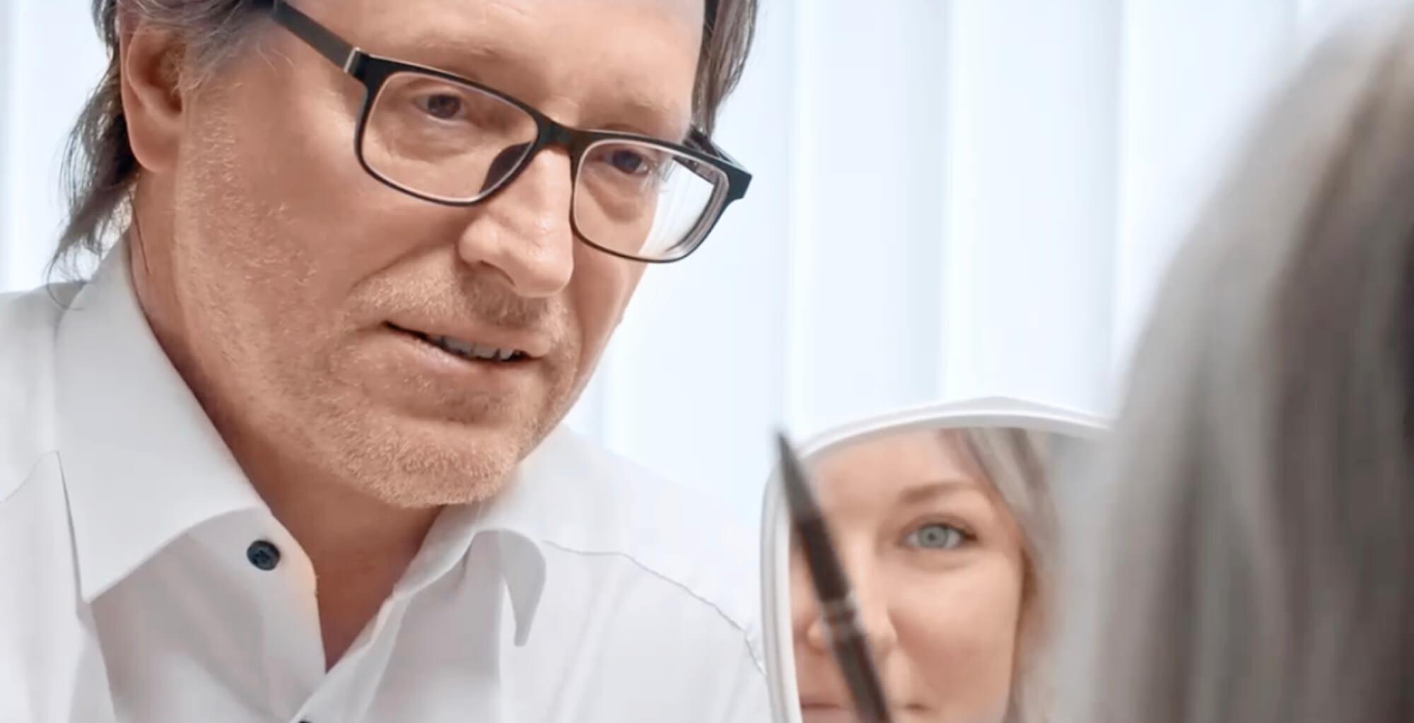 Das Bild zeigt eine Beratung vor der Botox Behandlung. Ein Arzt klärt die Patientin über die Botox Kosten für Stirn auf.