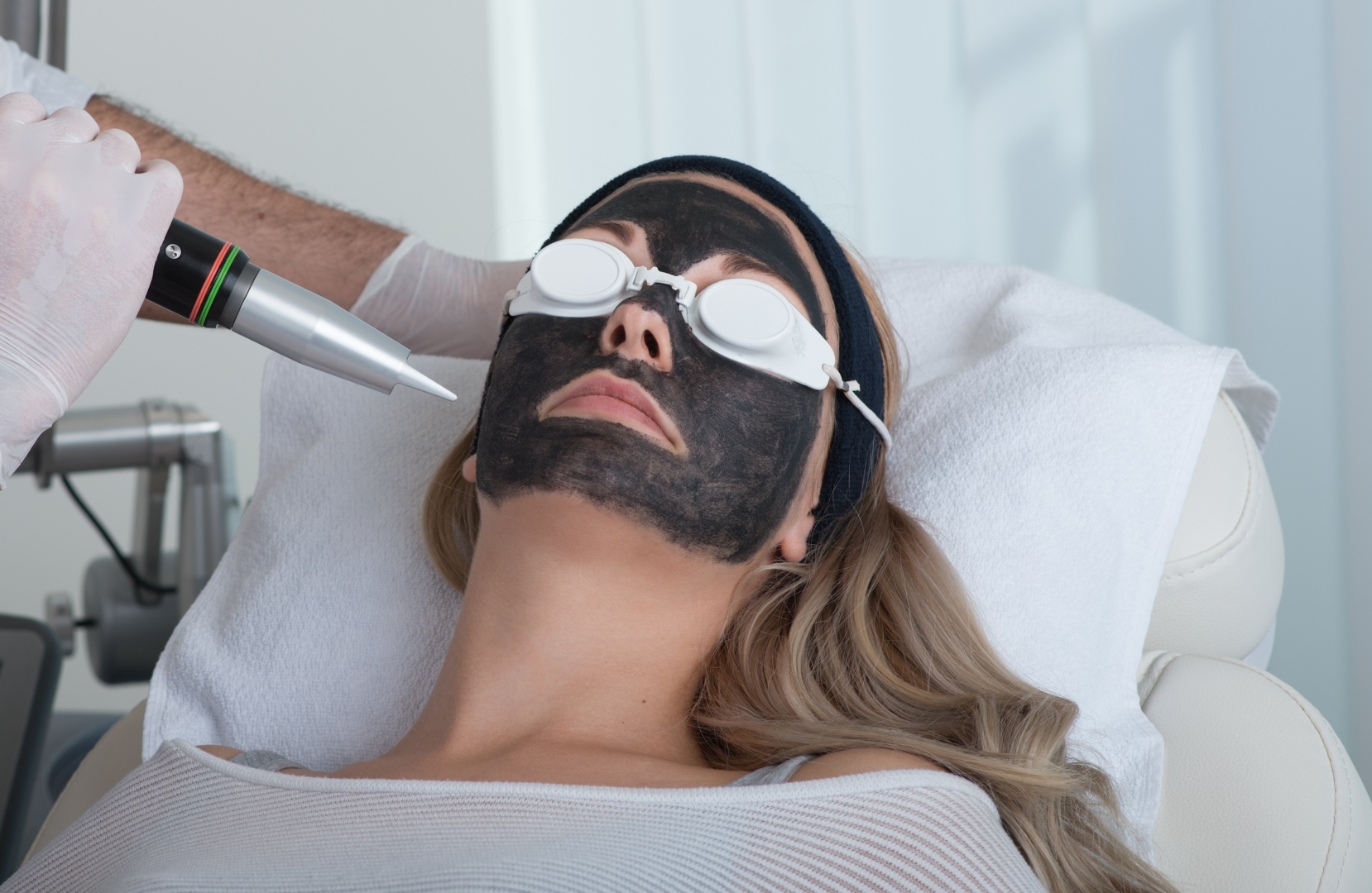 Reborn Carbon Laser Peeling: Kosmetik Behandlungen bei Dermacare