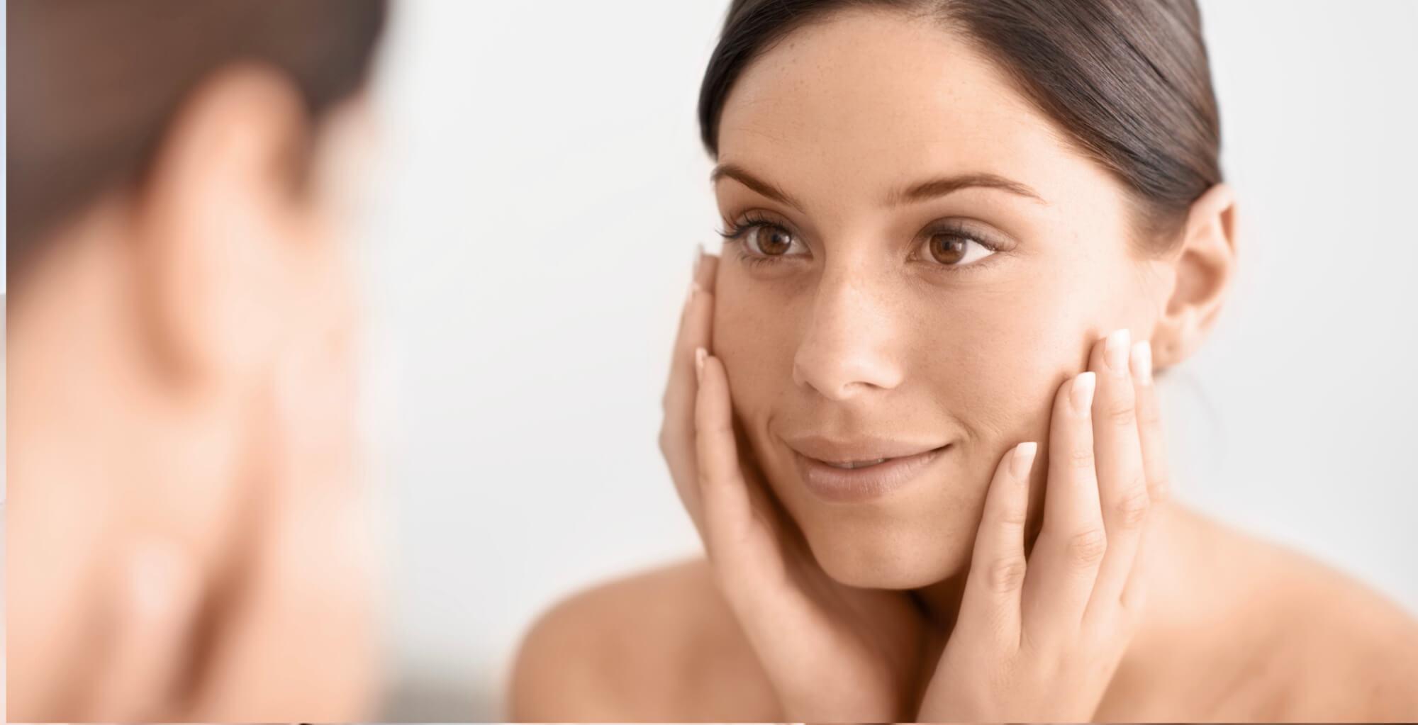 Hier sieht man eine Nahaufnahme vom Gesicht einer Frau. Sie ist froh über das REsultat der Gesichtsreinigung mit Wasser und fragt sich dank diesem Blogartikel nicht mehr was Aquafacial vs Hydrafacial bedeutet.
