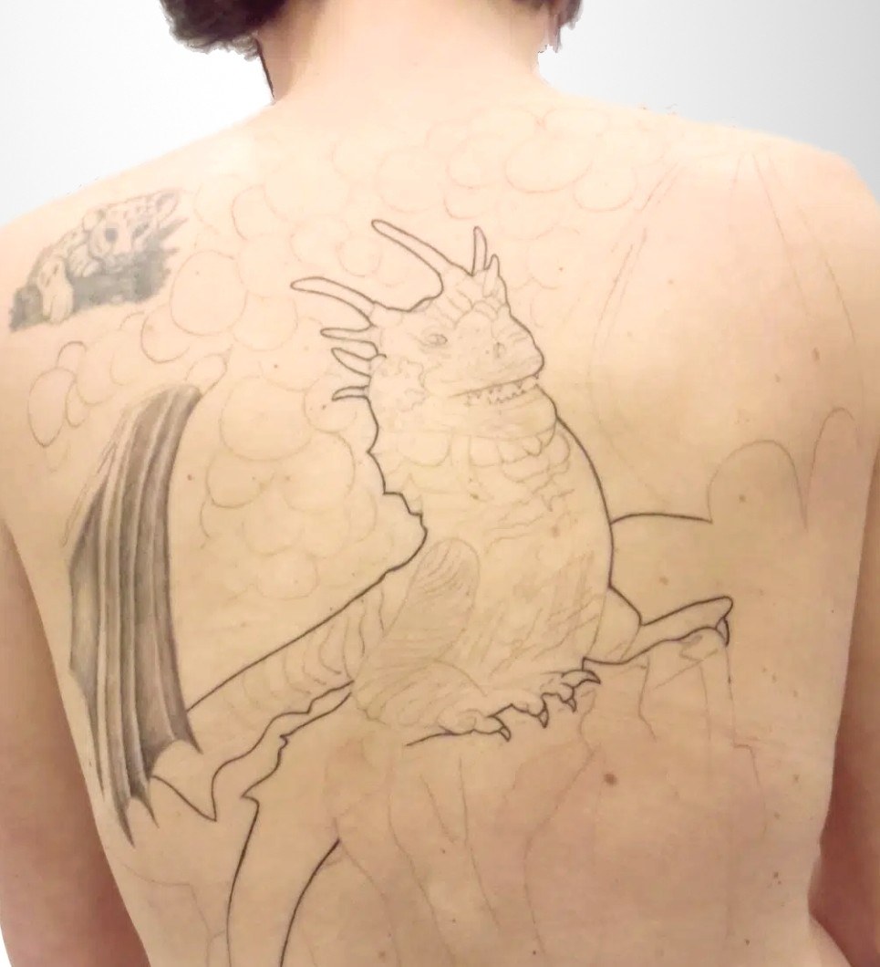 Tattoo Drache am Rücken — vorher
