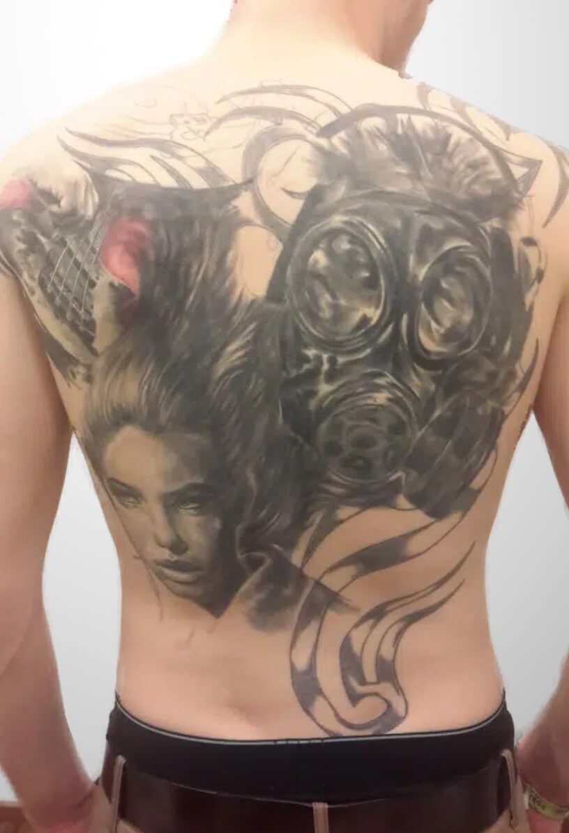 Tattooentfernung eines Cover Up mit viel Farbe — vorher