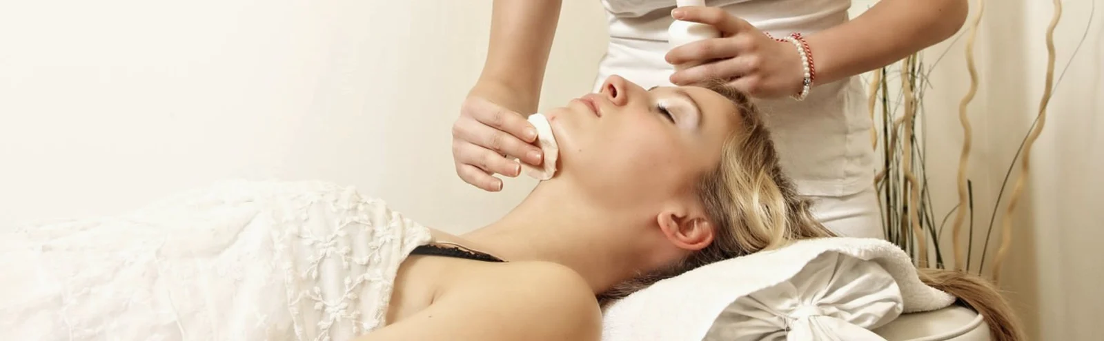 Auf dem Bild sieht man eine Frau die das Fruchtsäurepeeling Wien bei Dermacare mit NeoStrata erhaltet.