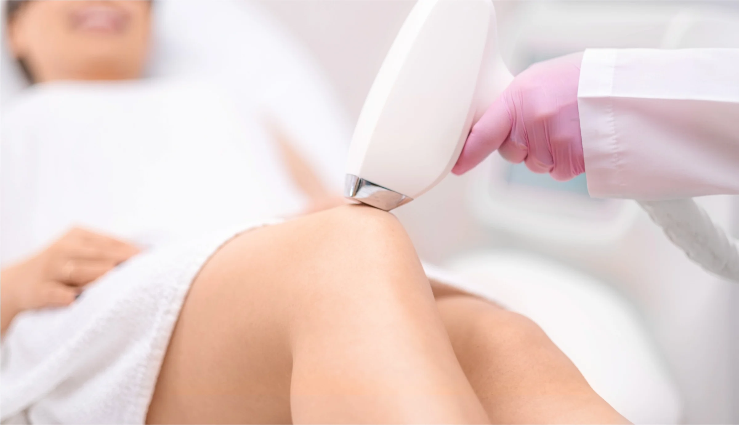 Auf diesem Bild sieht man gut einer der Methoden zur Haarentfernung. Eine Patientin lasst sich am Bein mittels Laser Haare entfernen umso dauerhauft haarfrei zu sein.