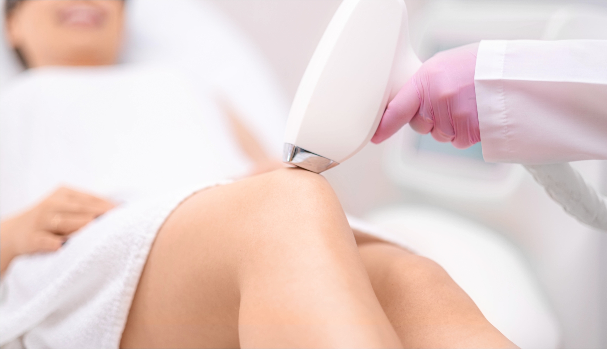 Auf diesem Bild sieht man gut einer der Methoden zur Haarentfernung. Eine Patientin lasst sich am Bein mittels Laser Haare entfernen umso dauerhauft haarfrei zu sein.