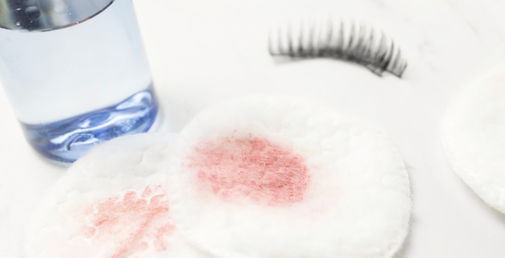 Auf dem Bild sieht man Make-up Reste auf einem benutzen Wattepad. Womöglich wusste jemand nicht wie richtiges Abschminken geht.