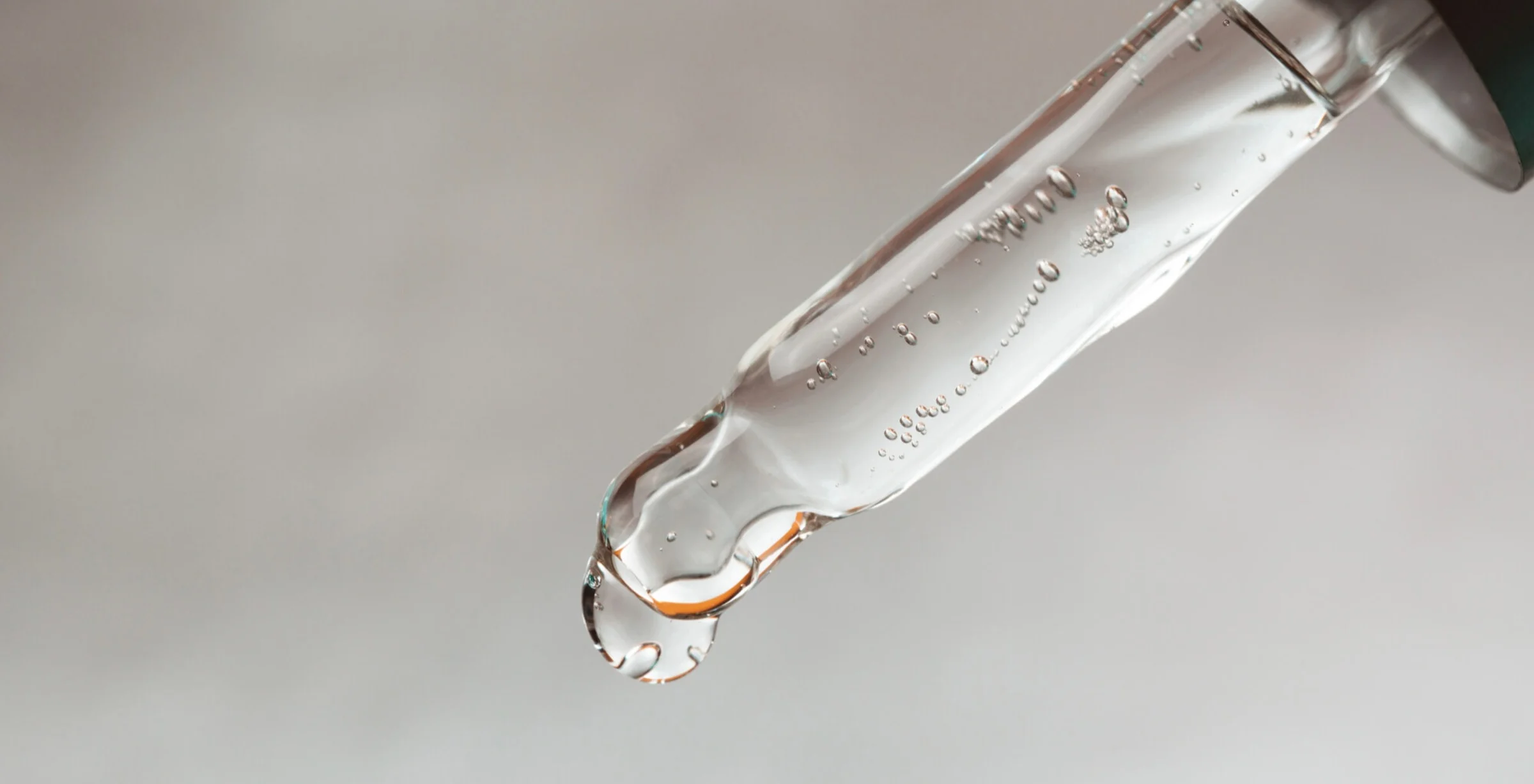 Hier sieht man eine flüssige Hautpflege zum Falten vorbeugen. Es könnte sich um Hyaluronsäure oder Retinol handeln.