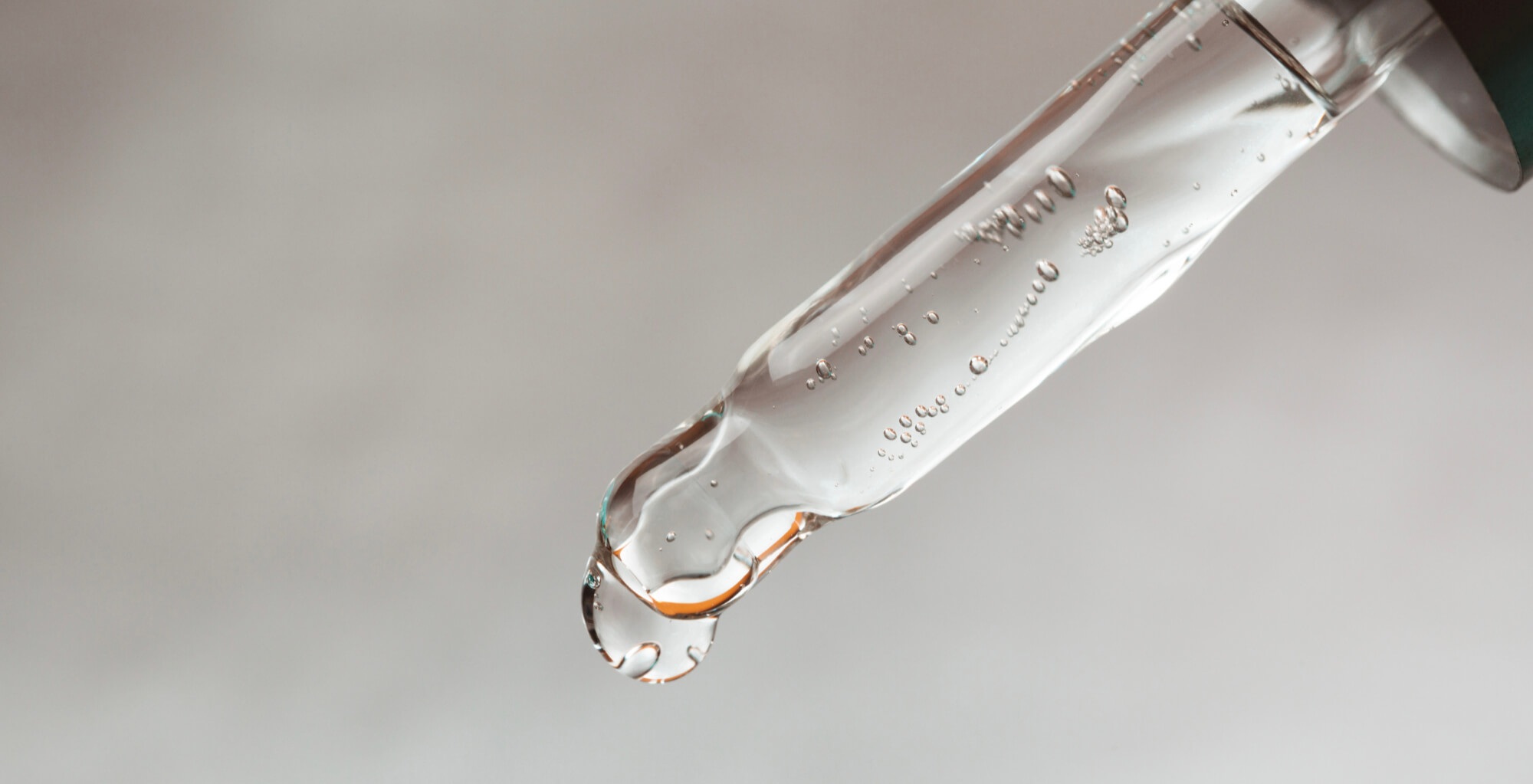 Hier sieht man eine flüssige Hautpflege zum Falten vorbeugen. Es könnte sich um Hyaluronsäure oder Retinol handeln.
