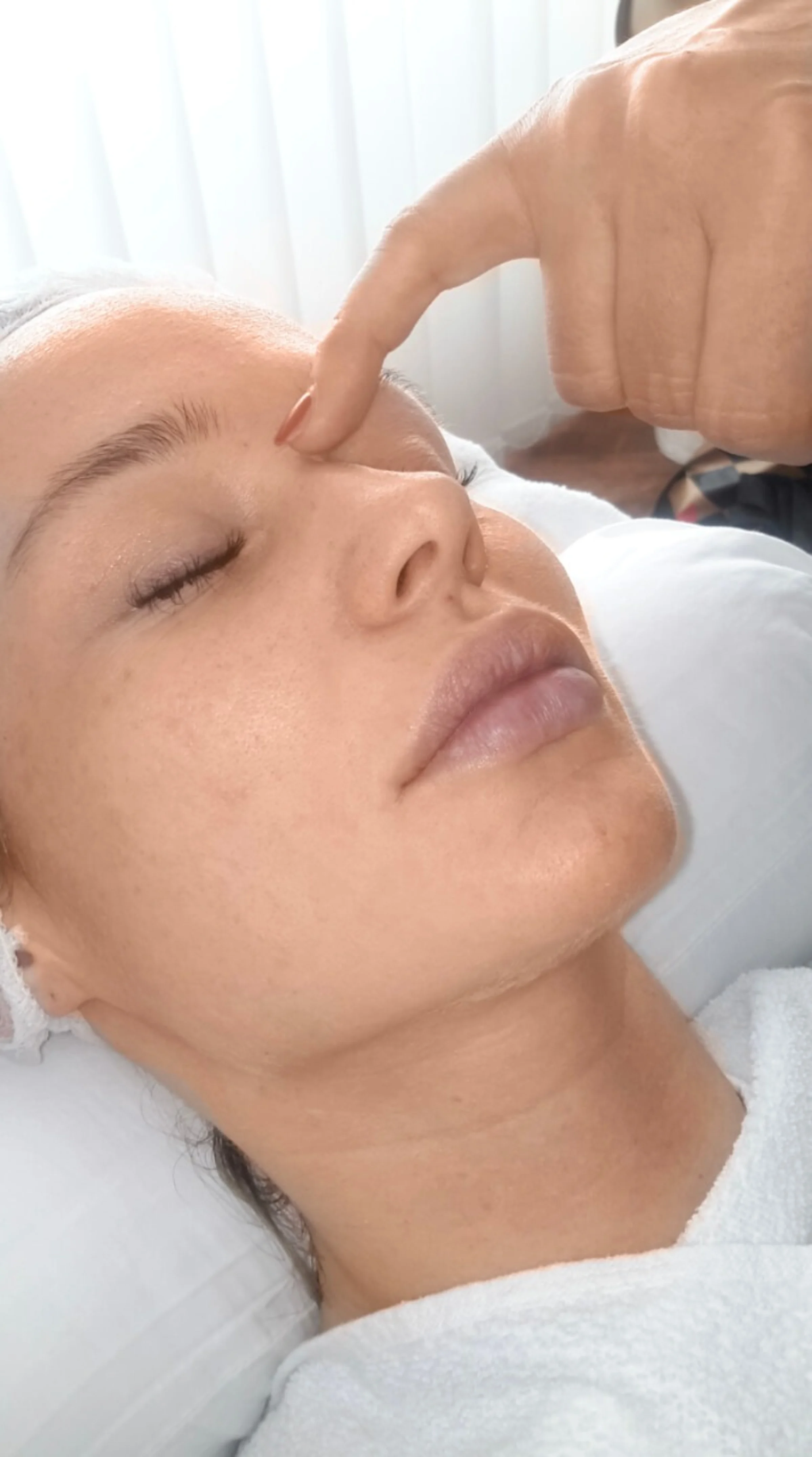 Hier bekommt gerade eine Frau eine gesichtsbehandlung von Dermacare wien.
