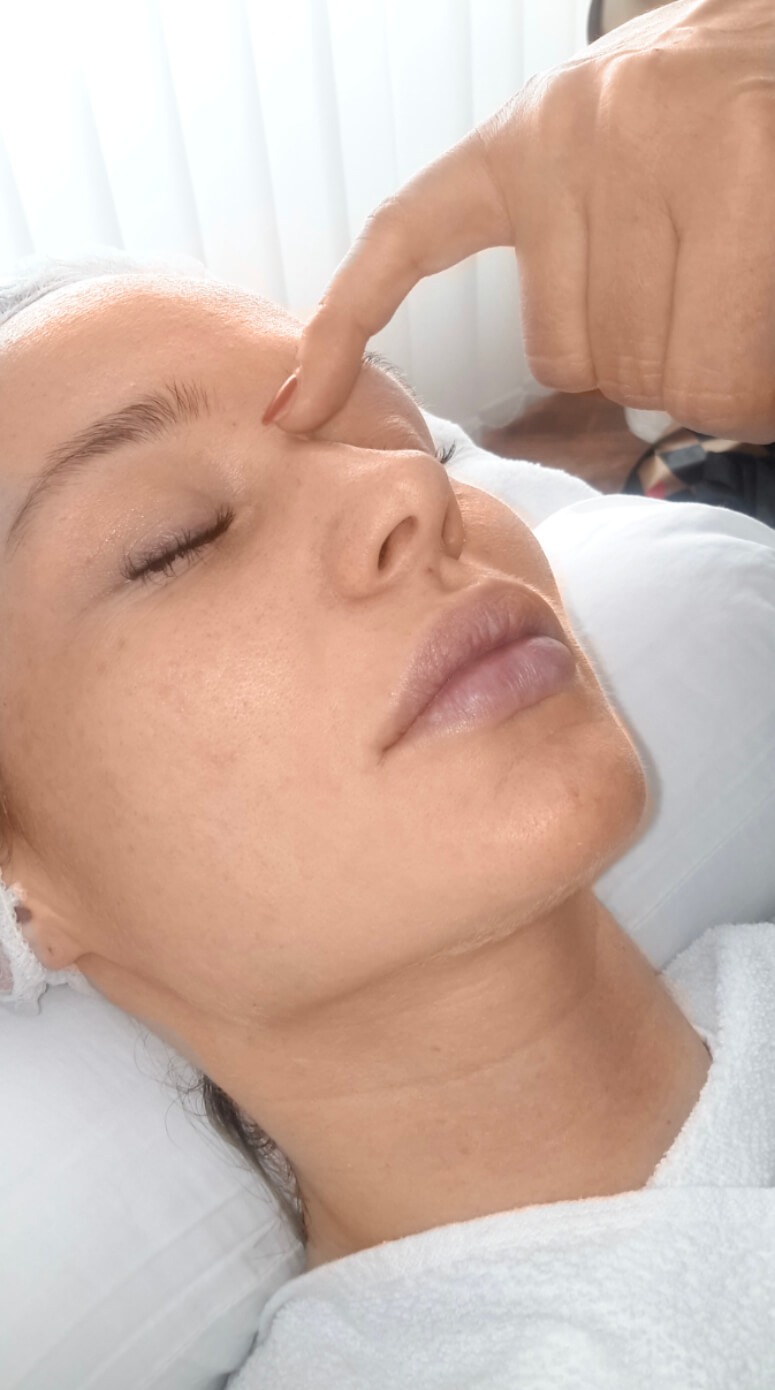 Hier bekommt gerade eine Frau eine gesichtsbehandlung von Dermacare wien.