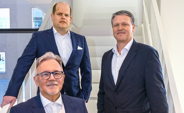 drei Männer auf einer Treppe