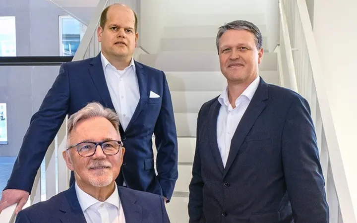 neuer Vorstand drei Männer auf einer Treppe