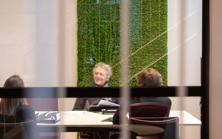 Konferenzraum K41 ein Konferenzraum mit drei Personen bei einer Besprechung