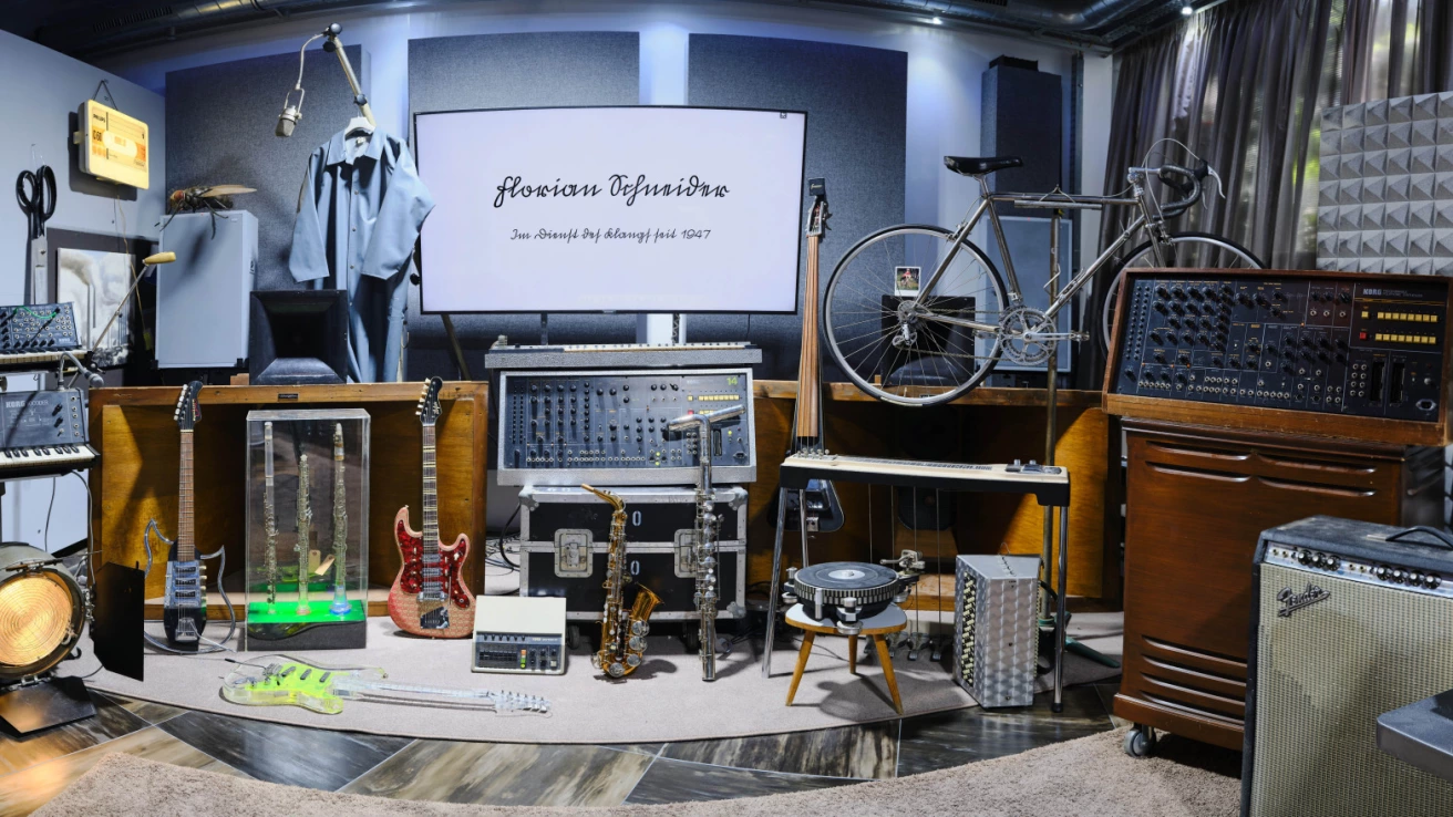 Pamiątki i przedmioty należące do Floriana Schneidera z zespołu Kraftwerk trafią na aukcję.