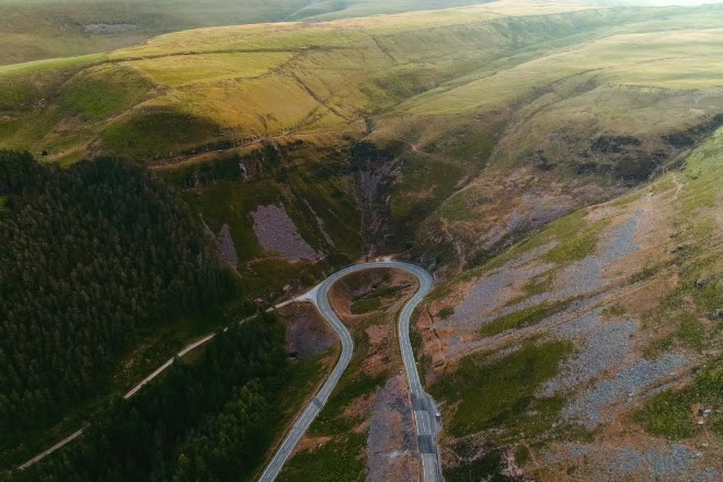 Nielegalna impreza rave dla 800 osób przerwana w południowej Walii