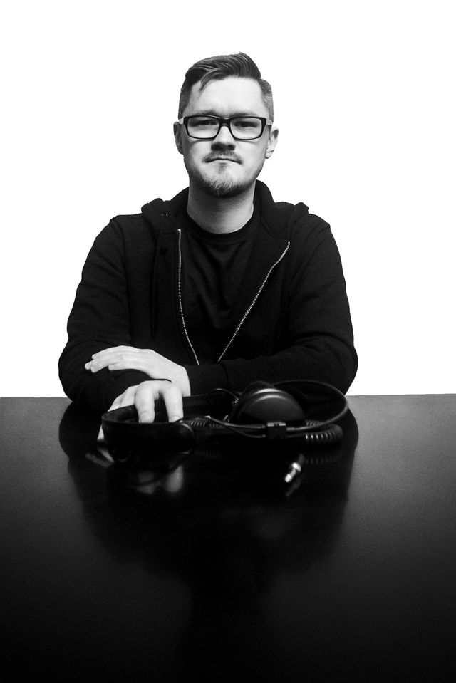 PIOTR FIGIEL: HIPNOTYCZNA EP-KA INSPIROWANA CZASAMI KOLOROWEJ TV