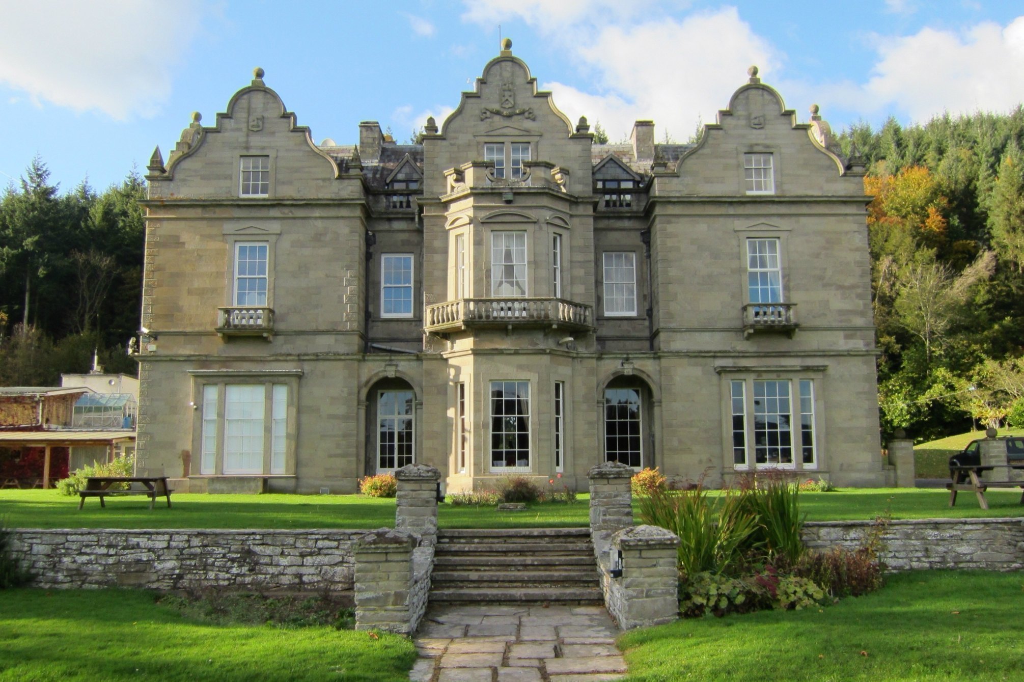 Party in a Welsh mansion at Kallida Festival this summer