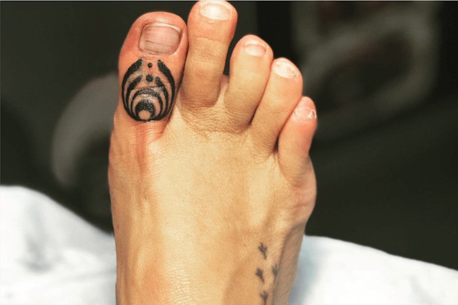 ​Dixie Chicks singer accidentally gets tattoo of Bassnectar's logo