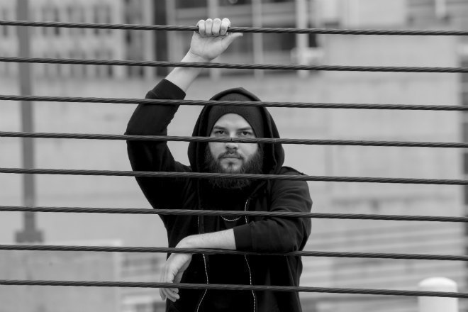 Premiere: Must Die! (Descender remix)