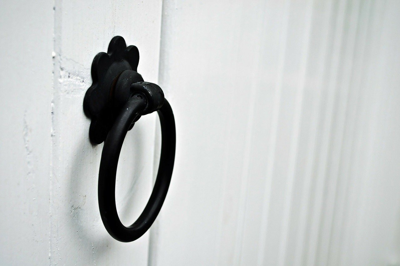 ​Ravers knock on stranger's door at 6:AM asking for a lift home