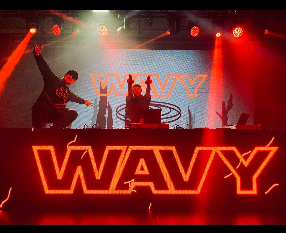 CZWARTA EP-KA CZARODZIEJÓW SCENY GARAGE – WAVY.