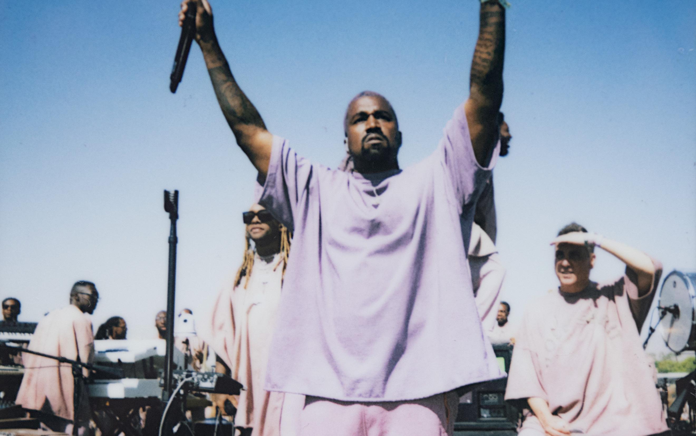 Kanye donates nearly 4,000 toys to children in Chicago