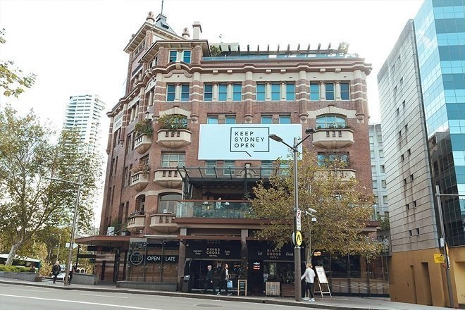 Venue forced to take down 'Keep Sydney Open' banner after complaints