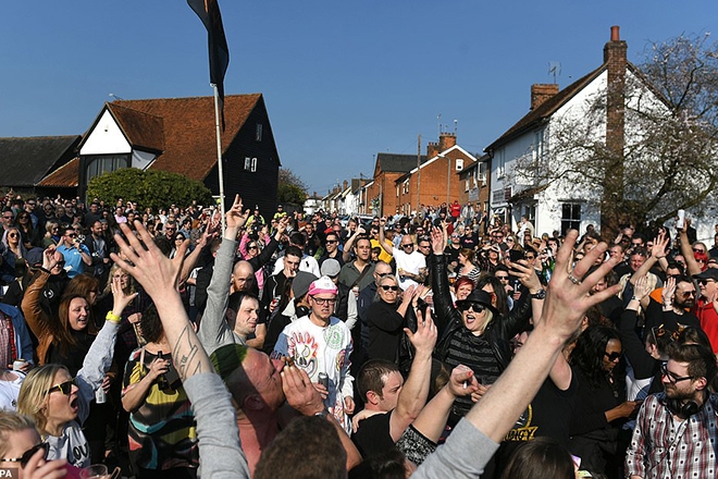 ​Hundreds rave in the streets for Keith Flint's funeral procession​
