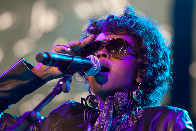 Lauryn Hill performs to near-empty stadium after starting set two